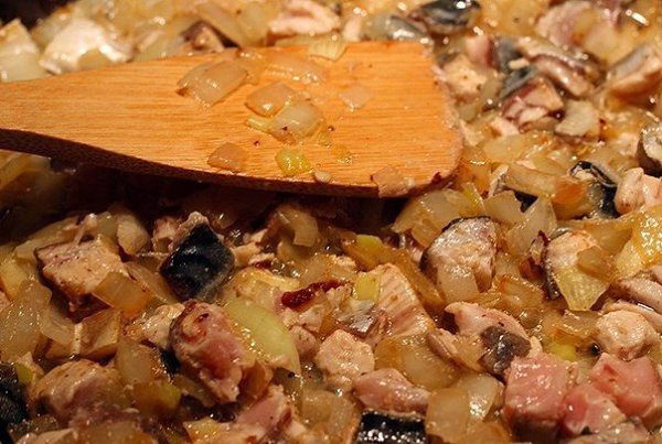 Лапша по-китайски.Ингредиенты: Скумбрия мороженная — 1 большая рыбинаПомидор — 1 шт.Оливки — 10 ... - 5