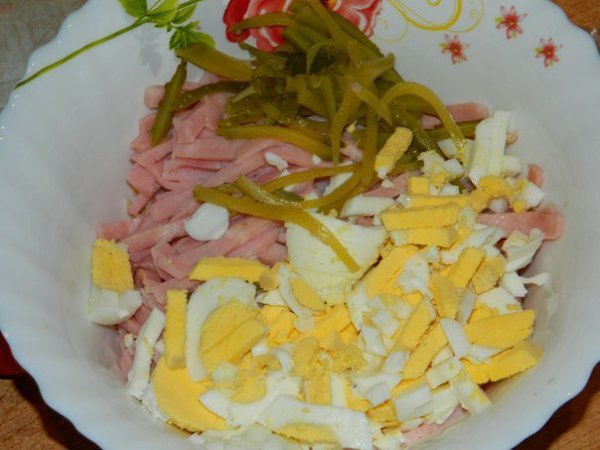 Салат "Праздничный". Салат из куриного мяса, ветчины, овощей и сыра получается очень ... - 4