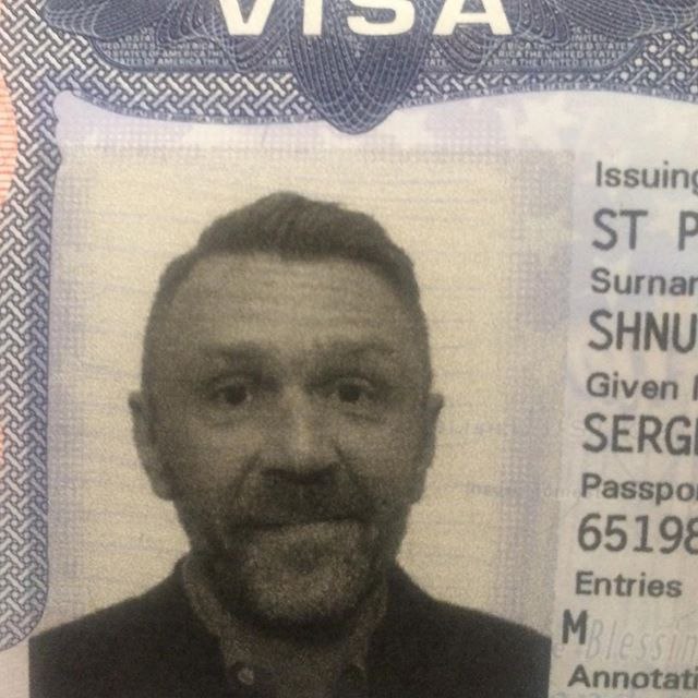Стоя на паспортном контроле, от нечего делать, стал вслушиваться в диалог мужчины лет пятидесяти и ...