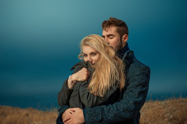Самое лучшее чувство для мужчины, это когда самая гордая женщина хочет прятаться за его плечами.