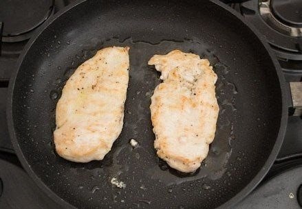 Салат «Цезарь» с курицей.Сытный, красивый и вкусный салат.Ингредиенты:200 г куриного филе100 г ... - 2