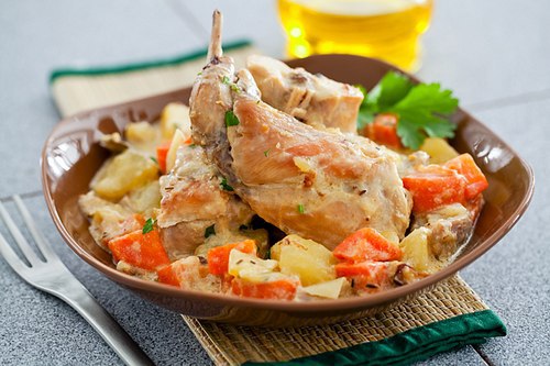 Кролик в белом вине с овощами (Испанская кухня).Ингредиенты:Кролик (куски) — 4 шт. (по 100г)Помидоры ... - 2