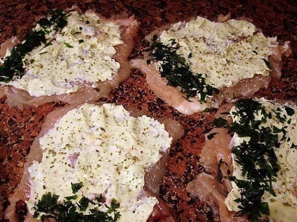 Рулеты из куриной грудки.Ингредиенты:1 двойная грудка цыплёнка2 плавленых сырка Хохланд с травами ... - 2