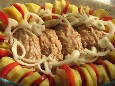Запеченные куриные котлетки с гарниром