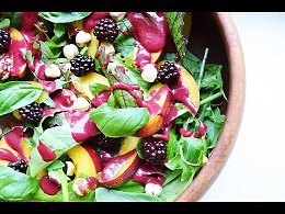Летний салат с ежевикой и нектариномРецепт очень вкусного летнего салата с ежевикой, персиком (нектарином), фундуком, заправленный фруктовым соусом на основе бальзамического соуса. Подается такой са...