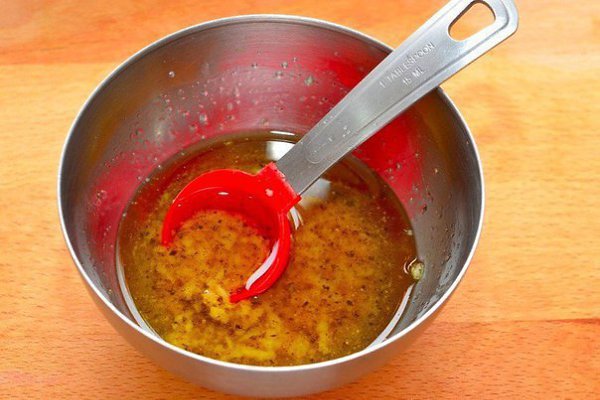Салат из курицы.Ингредиенты:Куриная грудка — 2 шт.Помидор — 2 шт.Черные оливки (б/к) — 80 гСельдерей ... - 4