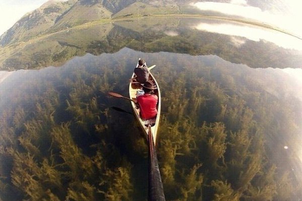 Озеро с кристально чистой водой, Италия.