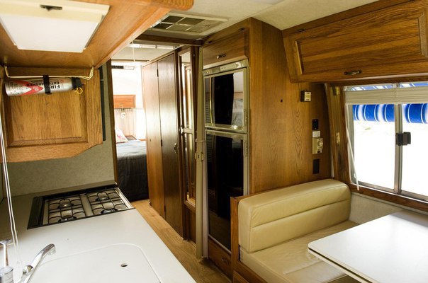 Airstream 350LE Class A Motorhome (1992).    Chevrolet. - 4