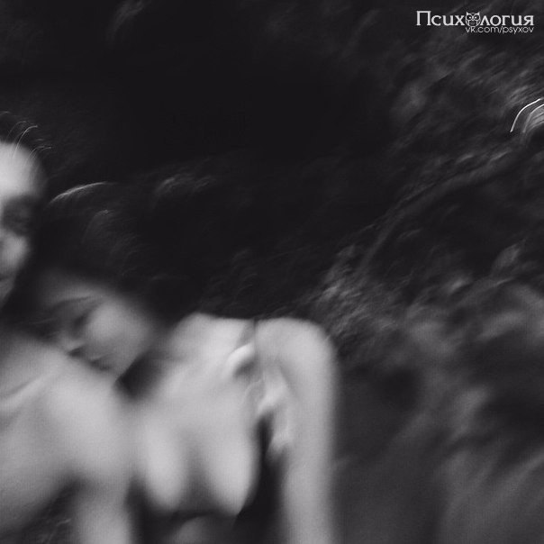 Анна Ахматова.Слаб голос мой, но воля не слабеет,Мне даже легче стало без любви.Высоко небо, горный ...