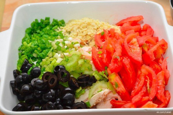 Вкусный и легкий салатик салат из курицы. Ингредиенты: Куриная грудка 2 шт; Помидор 2 шт; Черные ... - 2