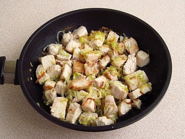 Английский куриный суп с плавленым сыром. Куриный бульон – 1 литр; Куриную грудку – 300 грамм; Рис ... - 3
