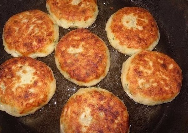 Котлеты из картофеля, сыра и укропа с грибами + соус.Ингредиенты:Картофельное пюре - 300-400 ...