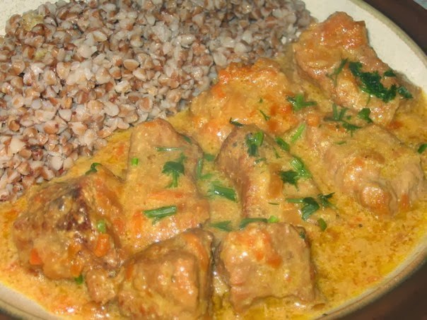 Мясная подлива со сметаной.Подлива - это тот же соус, но под другим, бытовым названием. Подливка ...