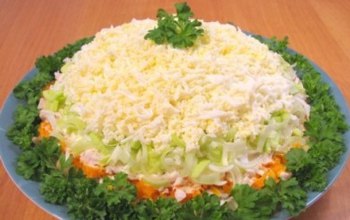Слоеный пасхальный салат с грибами и курятиной.Яркий, вкусный и сытный слоеный пасхальный салат с ...