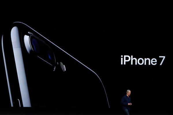 Американская компания Apple представила iPhone 7 на презентации в Сан-Франциско /.Основные отличия ...