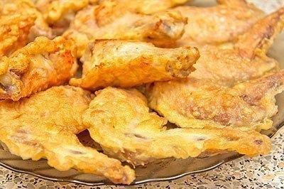Крылышки в кляре. Ингредиенты: Куриные крылья - 6 шт. Мука - 50 г Яйца - 3 шт. Соль, перец - по ... - 4