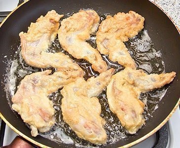 Крылышки в кляре. Ингредиенты: Куриные крылья - 6 шт. Мука - 50 г Яйца - 3 шт. Соль, перец - по ... - 2