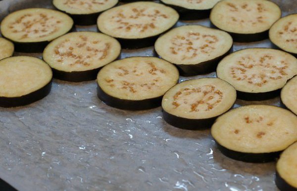 Баклажаны кружочками в духовке с сыром и помидорами. Ингредиенты: 2 баклажана весом около 600 грамм; ... - 2