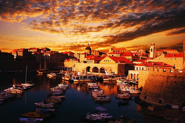Дубровник.Дубровник (Dubrovnik) —- крупнейший хорватский город и порт в Южной Далмации, «жемчужина ... - 4