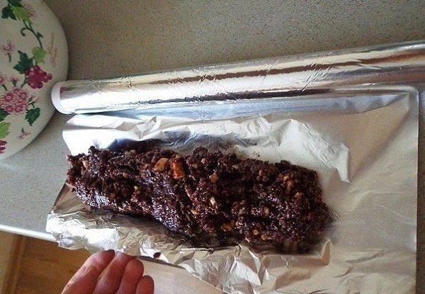 Сладкая колбаска.Ингредиенты:Песочное печенье – 300 гСливочное масло – 200 гОрехи любые(арахис, ... - 6