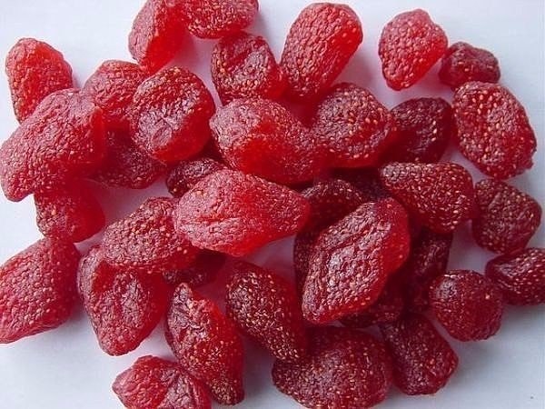 ЦУКАТЫ ИЗ КЛУБНИКИ.Ингредиенты:1 кг клубники,800 г сахара,1 л воды.Сахар растворить в воде и довести ...