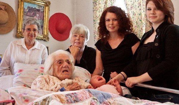 6 поколений на одной фотографии.111 лет — 88 лет — 70 лет — 39 лет — 16 лет — 7 недель.