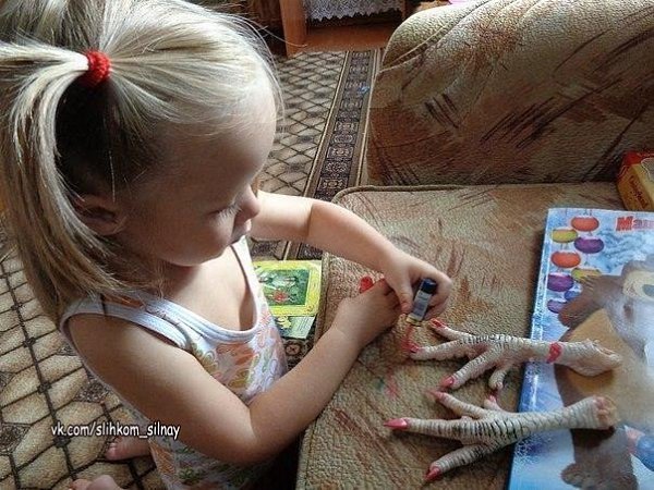 Мама оставила дочку с папой. Папа нашел ребенку занятие...