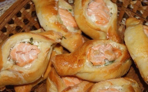 Расстегаи с семгой.Ингредиенты:для теста: мука – 3,5 стакана, сухие дрожжи – 1 пакетик, сахар – 4 ...