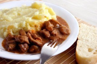 Гуляш с подливкой и картофельным пюре как в садике.Ингредиенты:-Говядина - 0,5 кг.-Лук репчатый - 1 ...