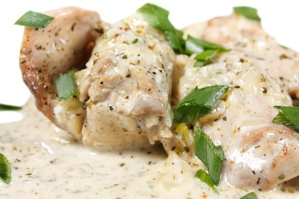 Тушеное мясо в сметане.Ингредиенты:говядина или куриное филе - 400 г ;соленые огурцы - 5-6 ...