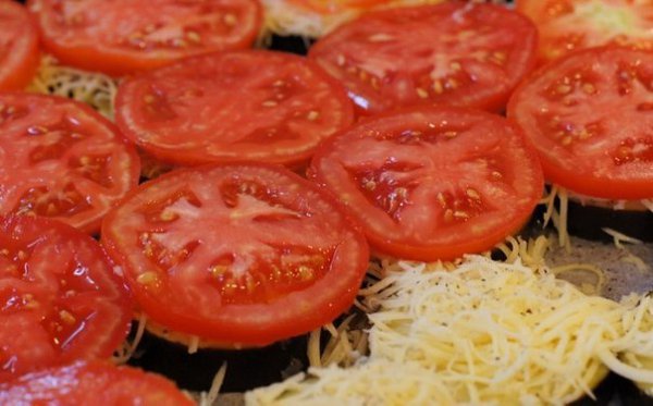 Баклажаны кружочками в духовке с сыром и помидорами. Ингредиенты: 2 баклажана весом около 600 грамм; ... - 5