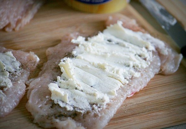 Куриные рулетики в беконе.Ингредиенты:Куриные грудки или очищенные филе — 2 шт.Творожного сыр ... - 4
