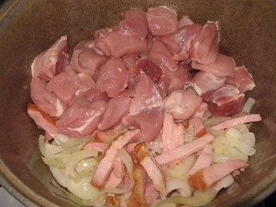 Жаркое по-Уральски.Очень вкусно и очень сытно! Ингредиенты:300 гр. грудинка копчёная600 гр. свинина1 ... - 4