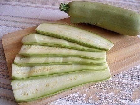 Суперские рулетики из кабачков с куриным мясом. Ингредиенты: -молодые кабачки (или цуккини) - 2 шт.; ... - 4