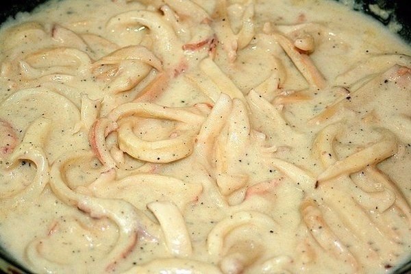 Нереально вкусно! И всего 86 ккал.Нежный кальмар в сметанном соусеИнгредиенты:2-4 тушки кальмара2 ...