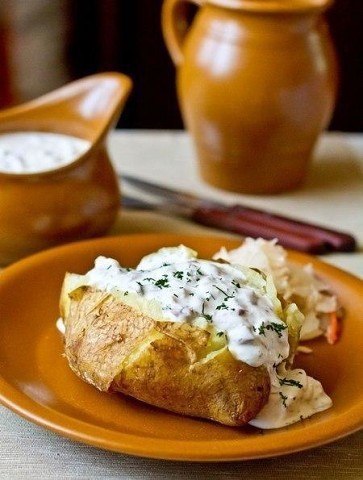 Печеный картофель с селедочным соусом.Ингредиенты на 6 порций:6 крупных картофелинсоль по вкусу400 г ...