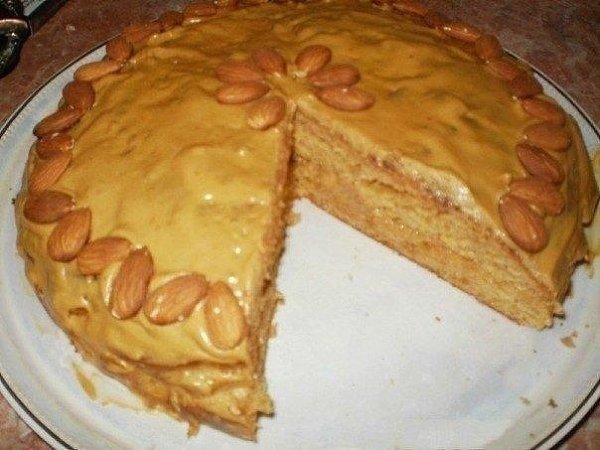 Пирог со сгущенкой к чаю. Ингредиенты: - 1,5 банки вареной сгущенки - 200гр. сливоч. масла - 3 яйца ...