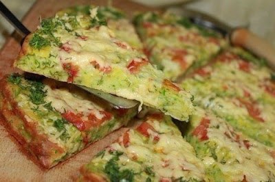 Диетическая кабачковая пицца! Ингредиенты: Кабачки — 1 кг Сыр твердый — 50 г Мука — 50 г Помидоры — ...