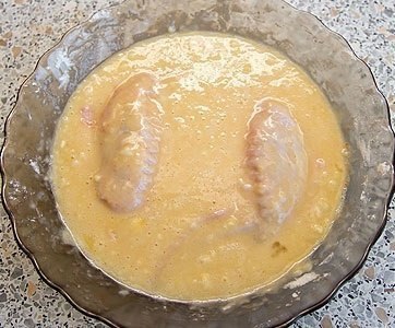 Крылышки в кляре. Ингредиенты: Куриные крылья - 6 шт. Мука - 50 г Яйца - 3 шт. Соль, перец - по ...