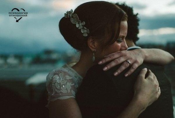 Знаешь, я тебе так скажу: если тебе дорог человек, нужно хватать его и держать в руках ...