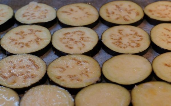 Баклажаны кружочками в духовке с сыром и помидорами. Ингредиенты: 2 баклажана весом около 600 грамм; ... - 3