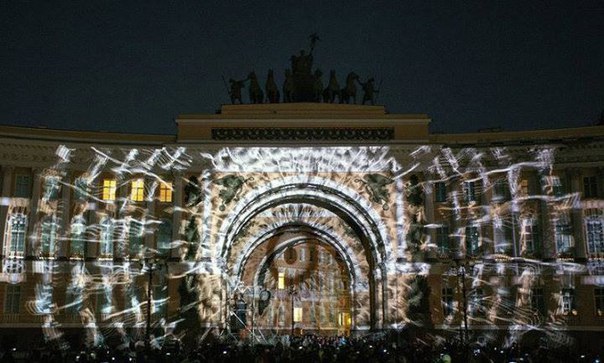Кинотеатр под открытым небом откроют на Дворцовой площади.В разгар белых ночей архитектурный ...