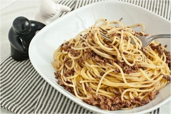 Макароны по-флотски (макароны с мясом).Ингредиенты:Говяжья лопатка — 600 г Соль — 2 ч.л.Лук репчатый ...