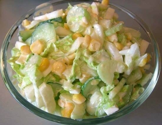 Салат с капустой, огурцами и кукурузой.Ингредиенты:пол кочана молодой капусты;2 огурца;пол банки ...