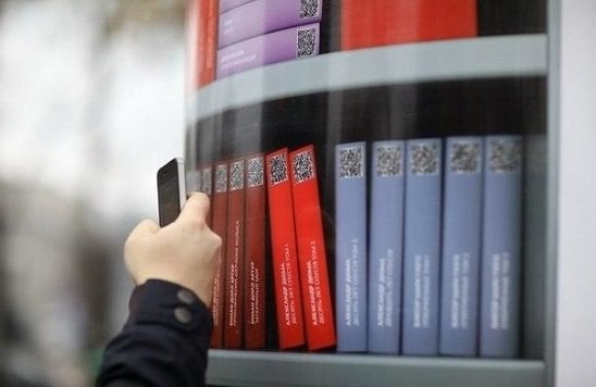 На остановках Петербурга установлены виртуальные «книжные полки», на которых каждый читатель найдет ...