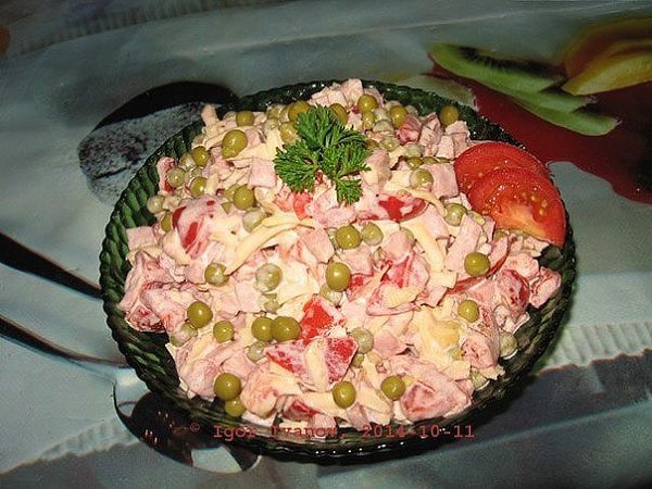 Сборный салат с помидорками и ветчиной.Ингредиенты:Помидоры - 300 гр.Ветчина - 200 гр.Зелёный ...