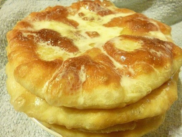 ПЫШКИ СО СМЕТАНОЙ И САХАРОМ.Частенько я жарю румяные и ароматные пышки к чаю. Делаются они очень ...