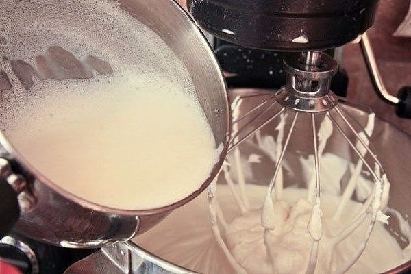 Птичье молоко.Вам потребуется:Для торта:2 пакета желатина (по 8 г)1 стакан молока1 стакан сахара450 ... - 5