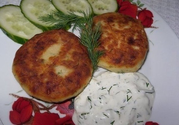 Котлеты из картофеля, сыра и укропа с грибами + соус.Ингредиенты:Картофельное пюре - 300-400 ... - 2