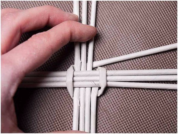 Корзинка для цветов из газетных трубочек. Мастер-класс.